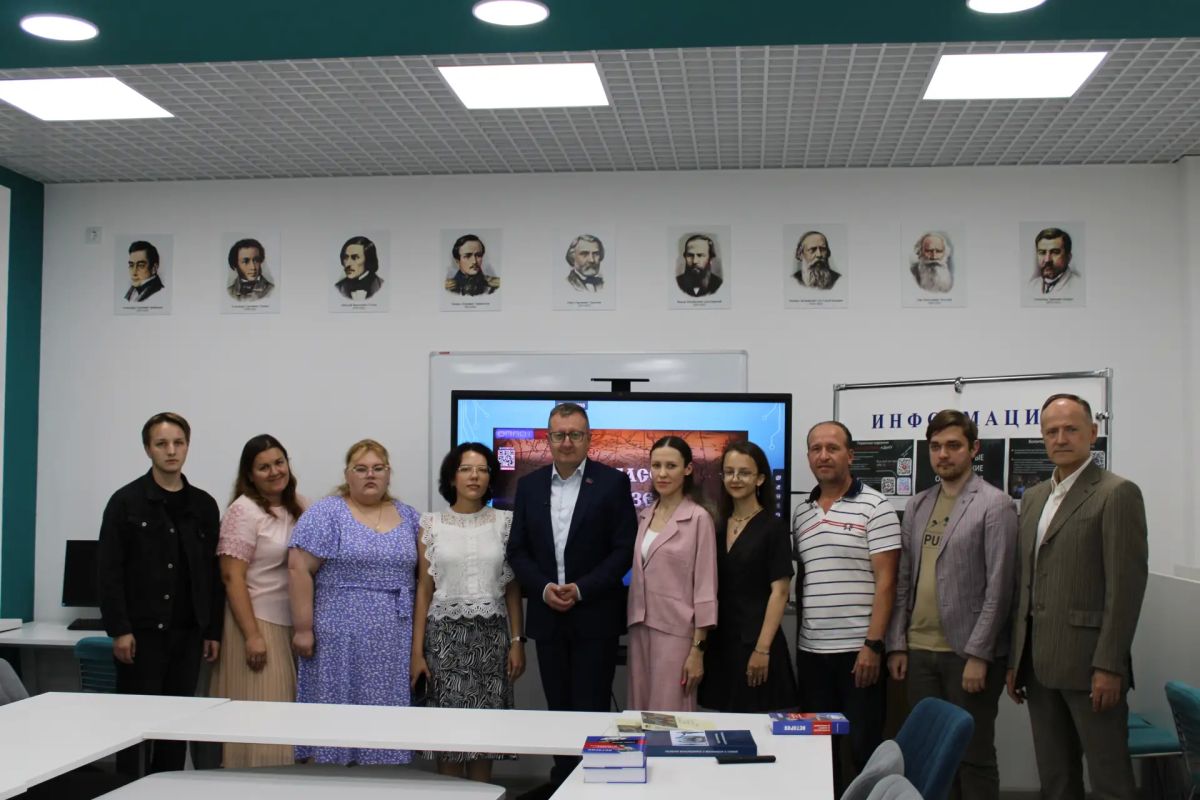 Депутат Народного Совета ДНР от "Единой России" Виктор Николаенко посетил научно-образовательные лаборатории ДонГУ Депутат Народного Совета ДНР от "Единой России" Виктор Николаенко посетил научно-образовательные лаборатории ДонГУ