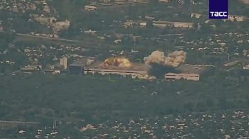 Су-34 ВКС России уничтожили пункты временной дислокации бригад ВСУ в Славянске в ДНР и Орехове в Запорожской области, сообщили в МО РФ