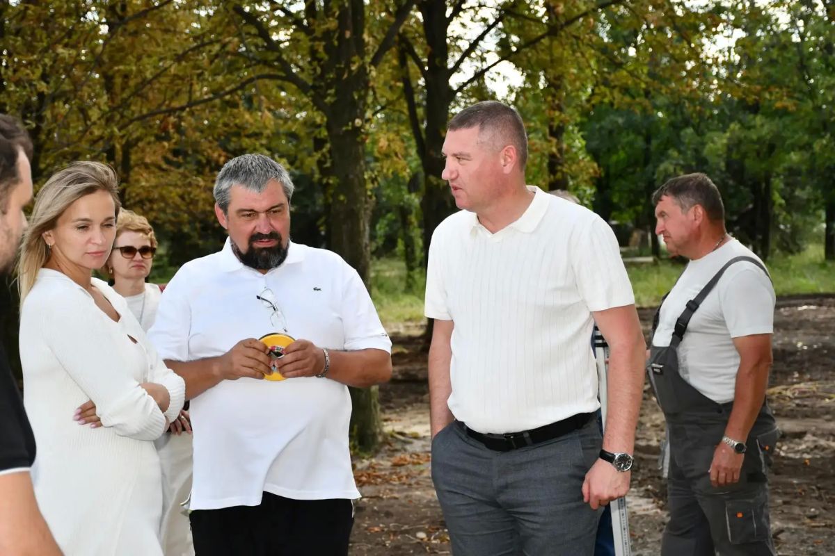 Руководство округа держит на контроле благоустройство парков в Кировском Руководство округа держит на контроле благоустройство парков в Кировском
