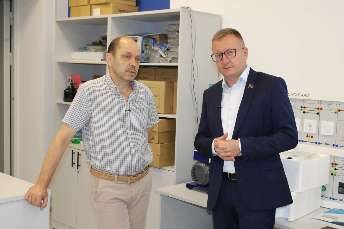 Депутат Народного Совета ДНР от "Единой России" Виктор Николаенко посетил научно-образовательные лаборатории ДонГУ Депутат Народного Совета ДНР от "Единой России" Виктор Николаенко посетил научно-образовательные лаборатории ДонГУ