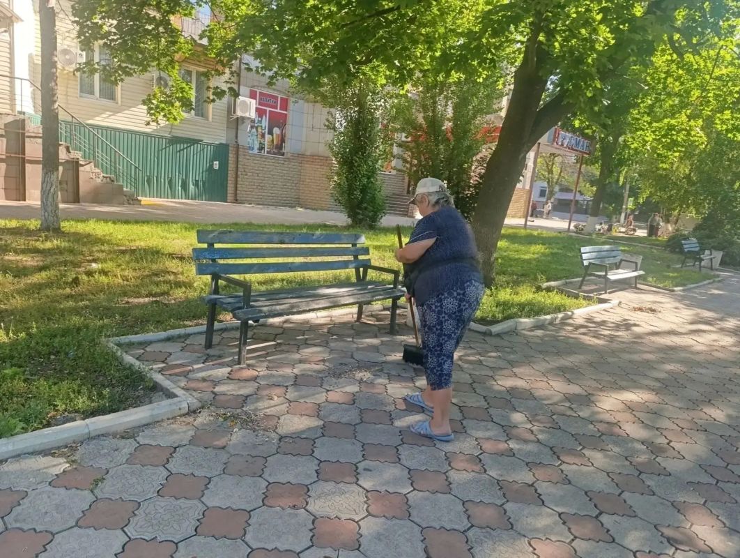 В Ждановке продолжаются плановые работы по благоустройству города В Ждановке продолжаются плановые работы по благоустройству города