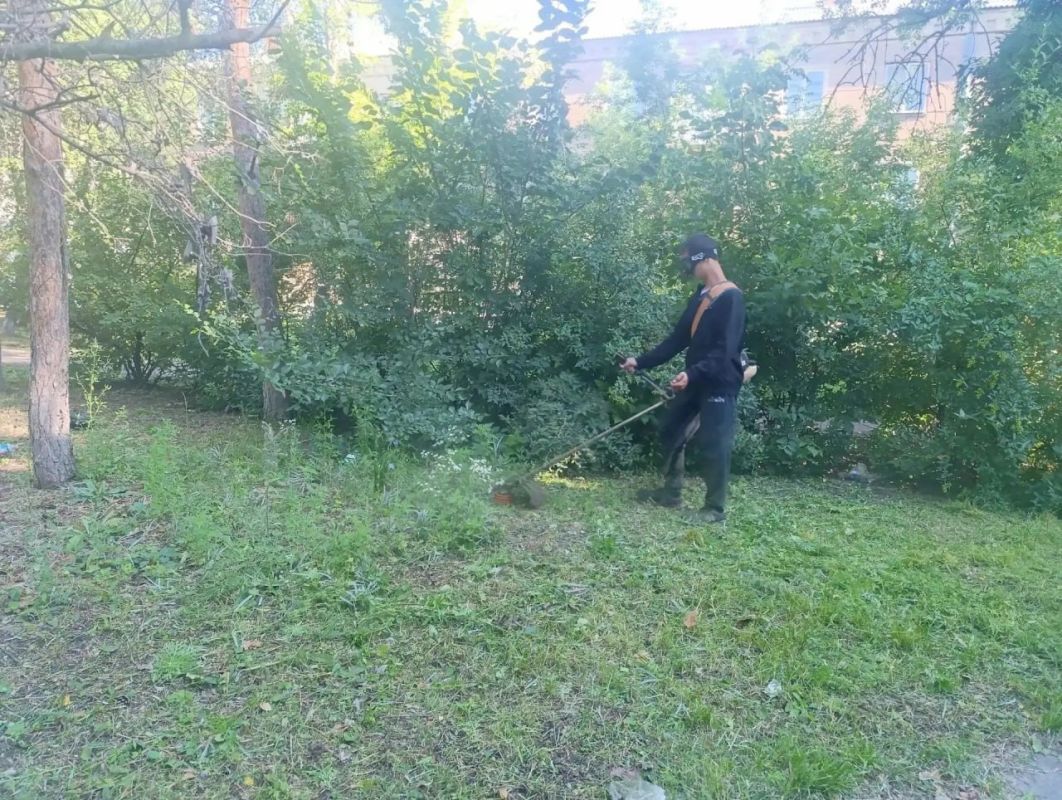 В Ждановке продолжаются плановые работы по благоустройству города