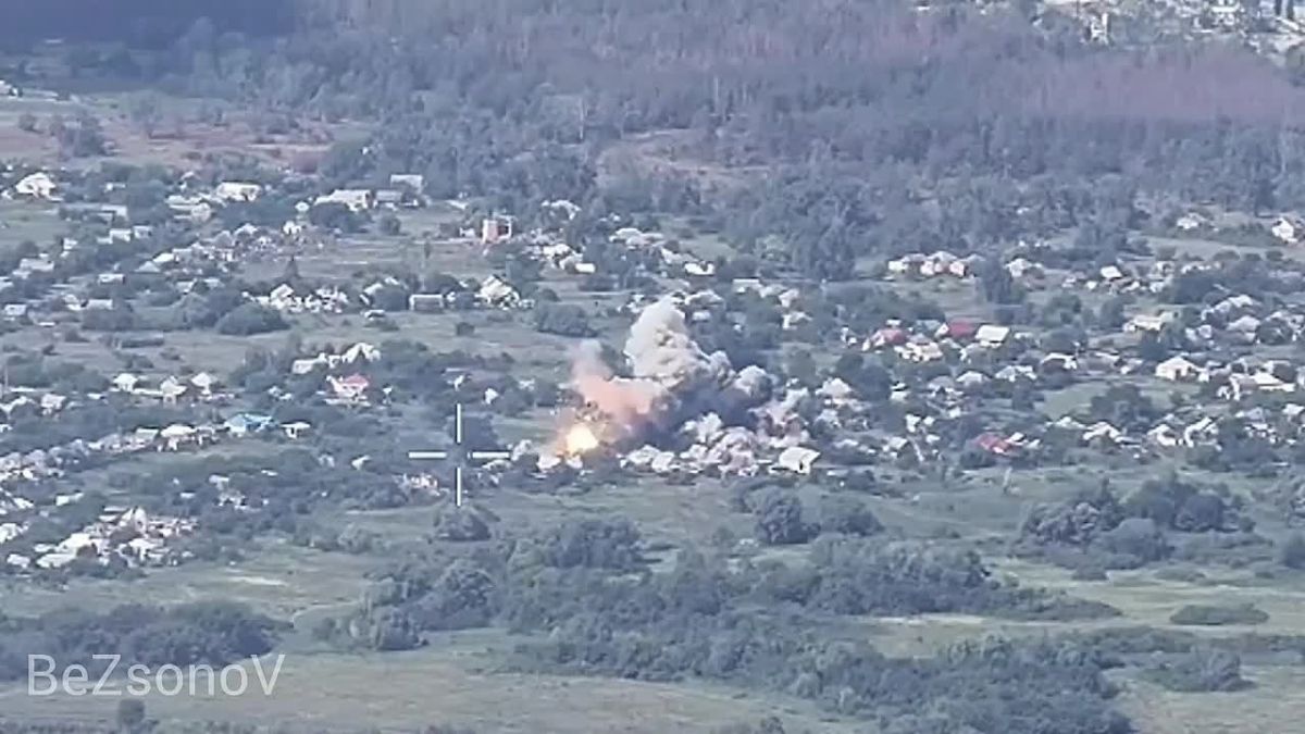 Даниил Безсонов: Авиабомбы ОФАБ-250-270 с УМПК разнесли опорники ВСУ в районах н.п. Ивашкино Харьковской области, и н.п. Райгородок ДНР