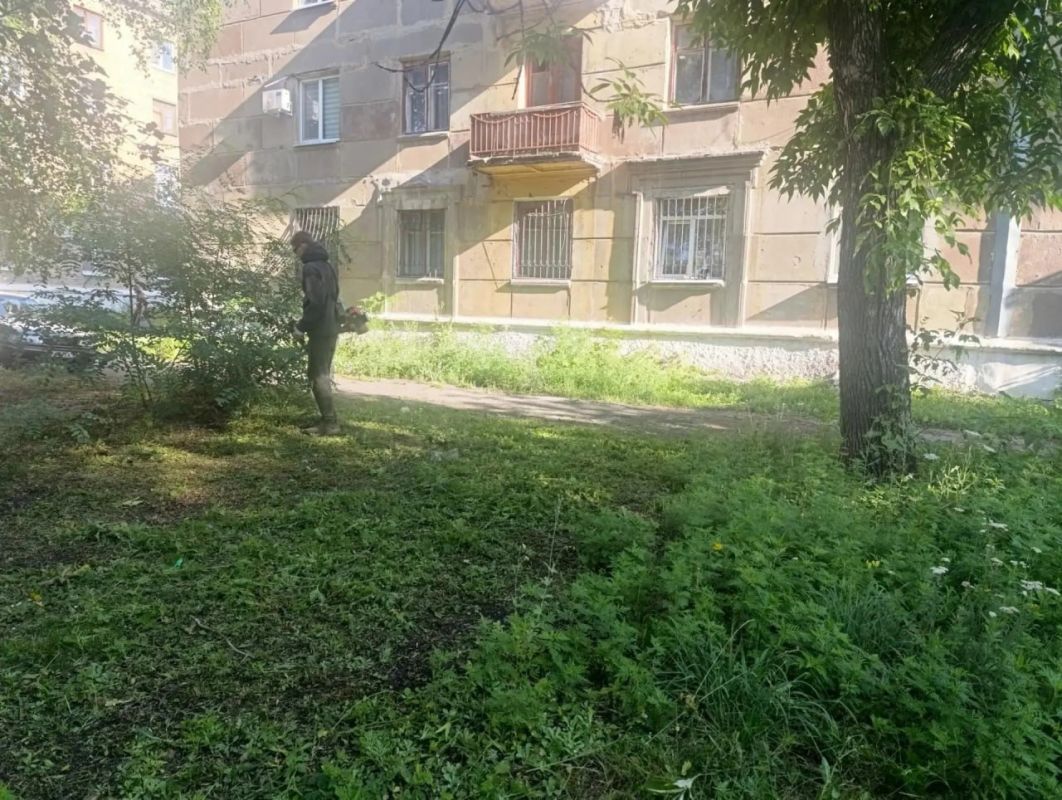 В Ждановке продолжаются плановые работы по благоустройству города В Ждановке продолжаются плановые работы по благоустройству города