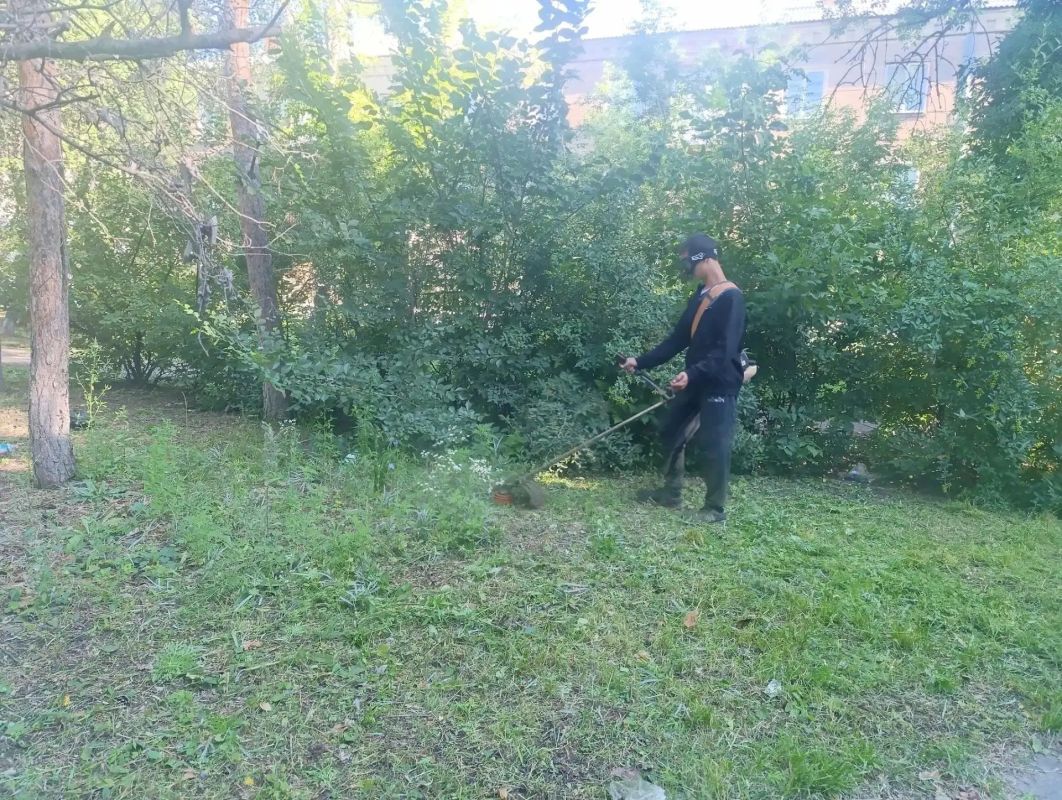 В Ждановке продолжаются плановые работы по благоустройству города