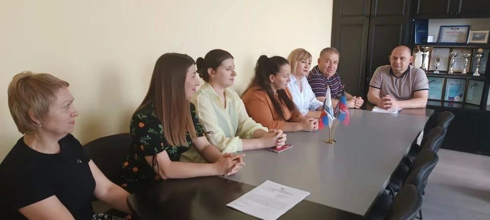 Депутат Амвросиевского муниципального совета от партии «Единая Россия» Виталий Кучеренко встретился с коллективом администрации Амвросиевского управления по газоснабжению и газификации