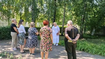 31 июля депутат Макеевского городского совета Донецкой Народной Республики Оксана Бевцык провела встречу с жителями жилого массива шахты Советская (улица Комсомольская, дом 16)