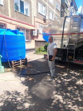 Мониторинг. Моргунов Сергей Алексеевич, депутат Снежнянского городского совета фракции Всероссийской политической партии «Единая Россия», с целью контроля соблюдения графика подвоза воды сделал выезд на улицу Гнесиных ...