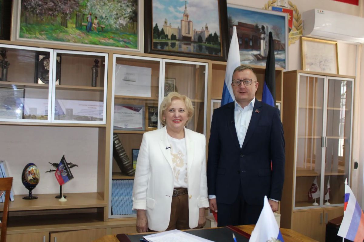 Депутат Народного Совета ДНР от "Единой России" Виктор Николаенко посетил научно-образовательные лаборатории ДонГУ Депутат Народного Совета ДНР от "Единой России" Виктор Николаенко посетил научно-образовательные лаборатории ДонГУ