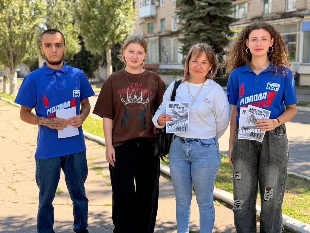 «Мы против!». В рамках национального проекта «Молодёжь и дети» в городском округе Торез состоялась городская акция «Мы против!», организованная активистами «Молодой Гвардии Единой России»