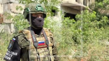 Сотрудниками Следственного комитета Российской Федерации производится осмотр и фиксация последствий атаки со стороны вооруженных формирований Украины в н.п. Кутейниково Амвросиевского округа ДНР