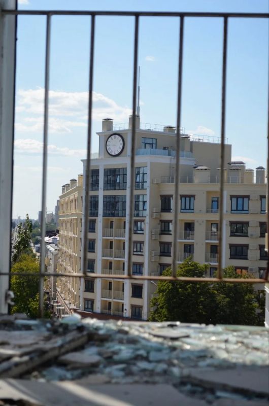#нампишут из Мариуполя:. В общем, сегодня я гулял в центре Мариуполя и побывал в ЦУМе #нампишут из Мариуполя:. В общем, сегодня я гулял в центре Мариуполя и побывал в ЦУМе