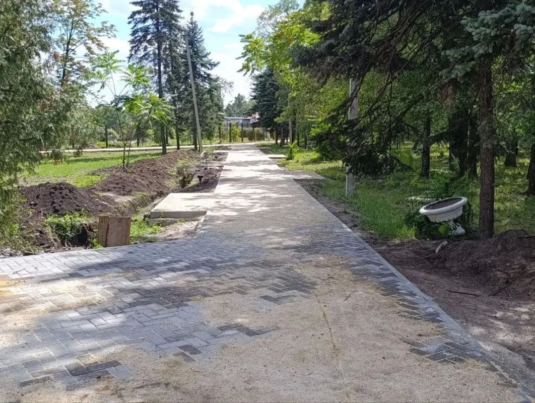 В Ждановке продолжается создание Аллеи памяти героев В Ждановке продолжается создание Аллеи памяти героев