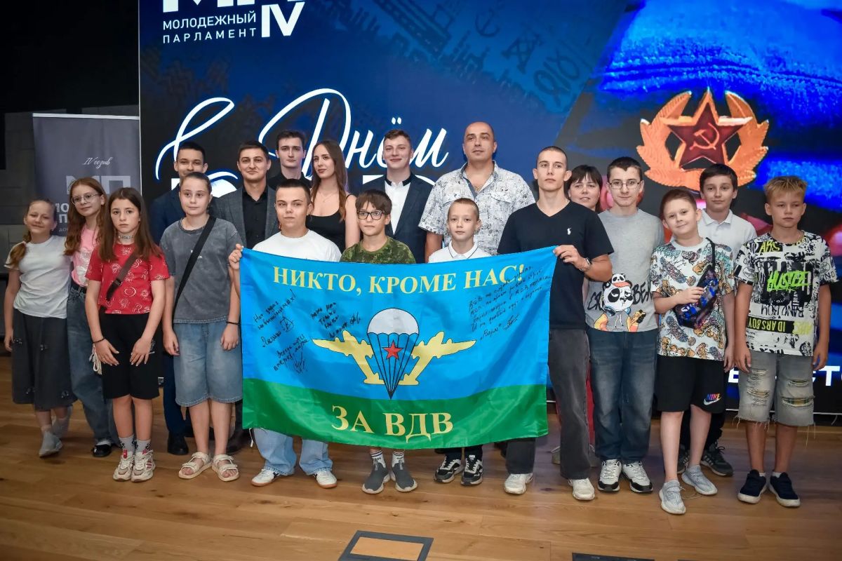 Между небом и землей. В преддверии Дня ВДВ организовали для юнармейцев тематическое мероприятие Между небом и землей. В преддверии Дня ВДВ организовали для юнармейцев тематическое мероприятие