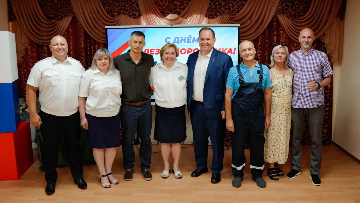 Вдвойне особенный день. . Для заместителя начальника Донецкой детской железной дороги Светланы Финенковой День железнодорожника в этом году стал вдвойне особенным Вдвойне особенный день. . Для заместителя начальника Донецкой детской железной дороги Светланы Финенковой День железнодорожника в этом году стал вдвойне особенным