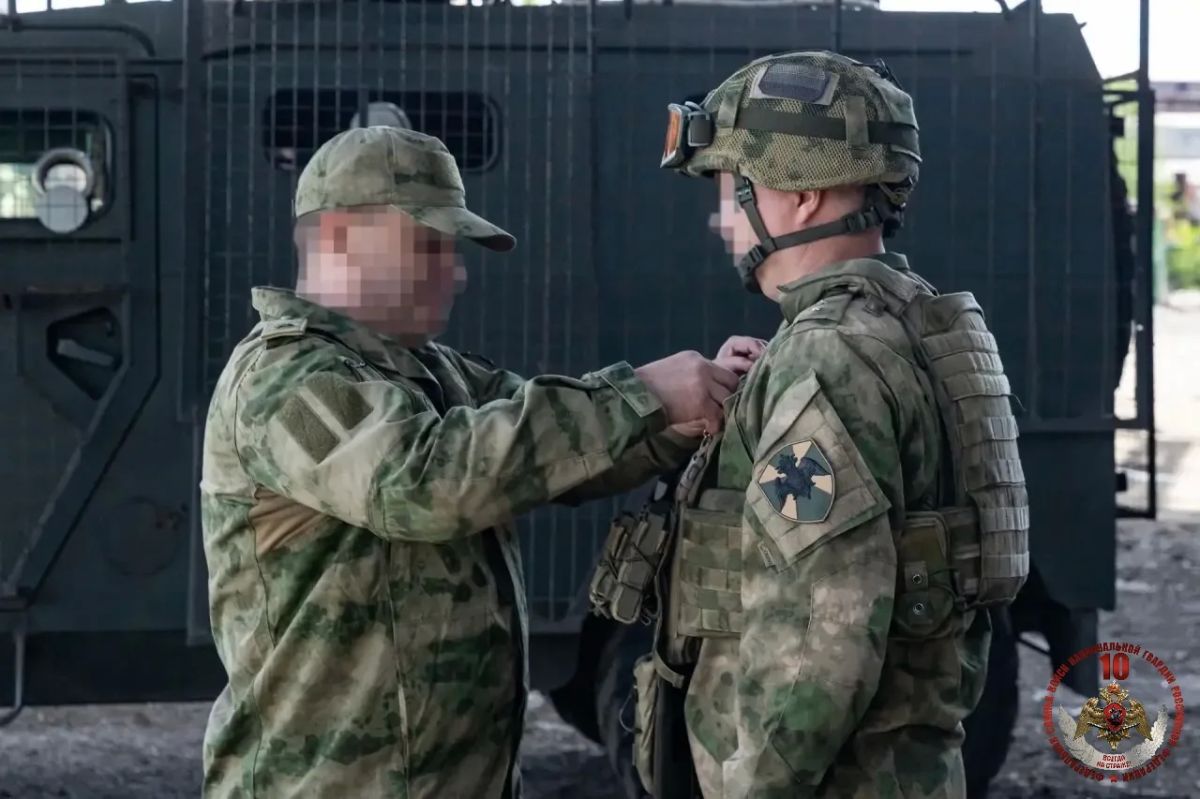 В ДНР командующий группировкой Росгвардии вручил награды участникам СВО В ДНР командующий группировкой Росгвардии вручил награды участникам СВО
