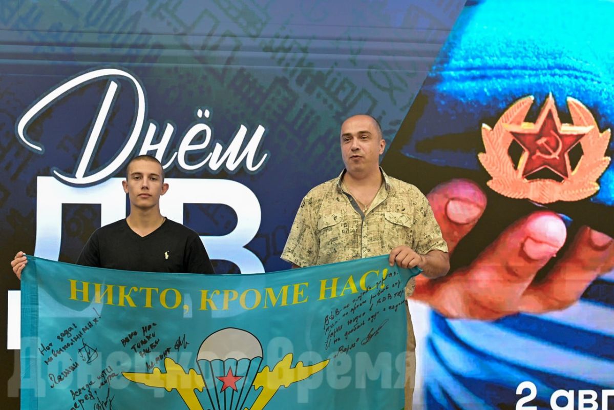 “Никто, кроме нас!”: молодежь Донецка примерила парашюты и прочувствовала, что значит быть десантником “Никто, кроме нас!”: молодежь Донецка примерила парашюты и прочувствовала, что значит быть десантником