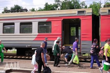 За полгода пригородными поездами ДЖД воспользовались почти 320 тыс