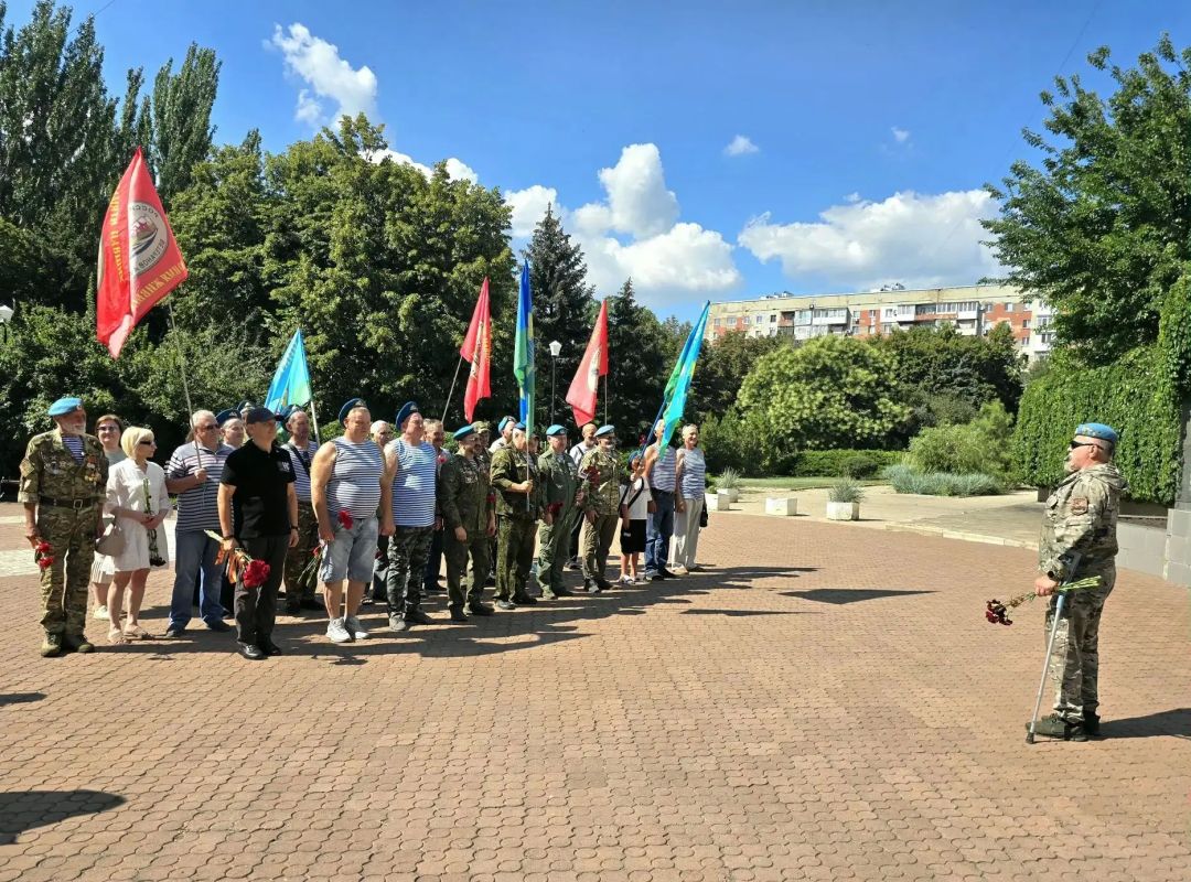 Дмитрий Огилец: Сегодня Макеевская городская организация "Российский союз ветеранов Афганистана и специальных военных операций" провела торжественное мероприятие, посвящённое празднованию Дня Воздушно-десантных войск Дмитрий Огилец: Сегодня Макеевская городская организация "Российский союз ветеранов Афганистана и специальных военных операций" провела торжественное мероприятие, посвящённое празднованию Дня Воздушно-десантных войск