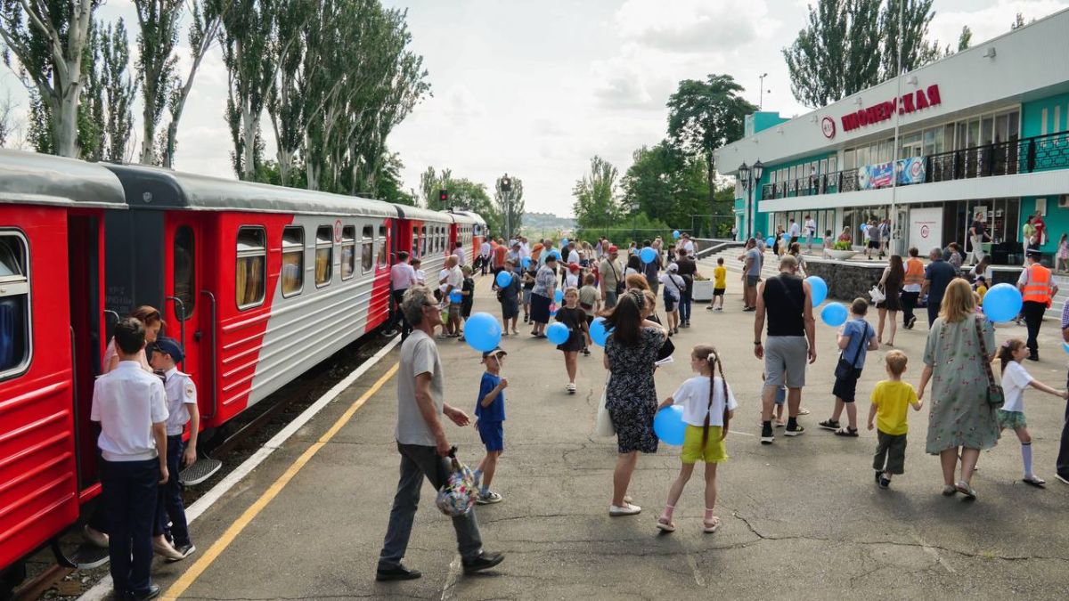 Праздник на рельсах: торжества прошли на Детской железной дороге Донецка Праздник на рельсах: торжества прошли на Детской железной дороге Донецка