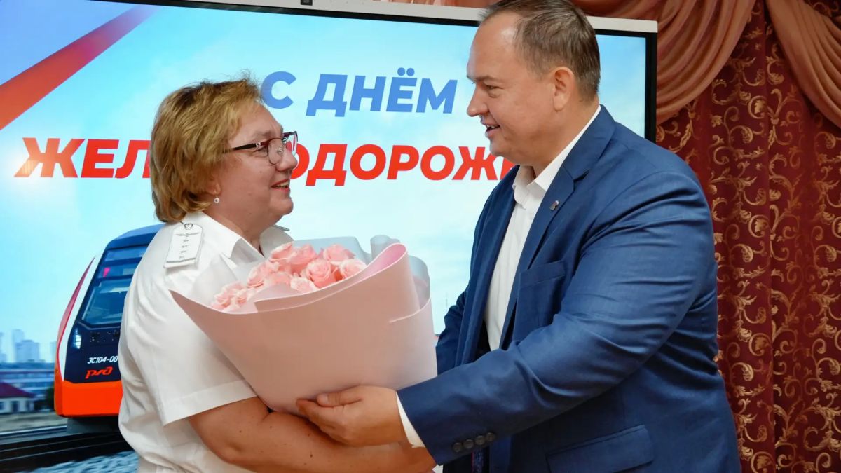 Вдвойне особенный день. . Для заместителя начальника Донецкой детской железной дороги Светланы Финенковой День железнодорожника в этом году стал вдвойне особенным Вдвойне особенный день. . Для заместителя начальника Донецкой детской железной дороги Светланы Финенковой День железнодорожника в этом году стал вдвойне особенным