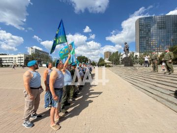 Праздничное построение десантников в центре Донецка