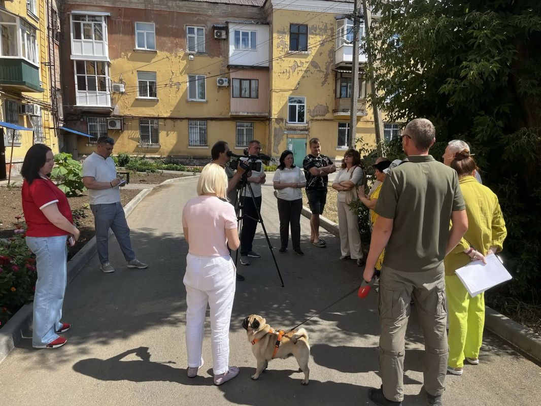 Первый заместитель главы муниципального образования городского округа Харцызск Виктория Рогожина совместно с председателем Комитета Народного Совета ДНР по промышленности и торговле Виктором Николаенко и депутатом городского... Первый заместитель главы муниципального образования городского округа Харцызск Виктория Рогожина совместно с председателем Комитета Народного Совета ДНР по промышленности и торговле Виктором Николаенко и депутатом городского...