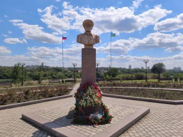 Владислав Евтушенко: 2 августа - День ВДВ. Сам отношения к ним не имею, но сходил сегодня к памятнику Маргелова в Донецке, чтобы почтить память двух погибших на этой войне товарищей, начинавших свой боевой путь, со службы...