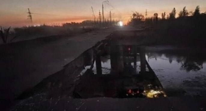 ВКС РФ уничтожили главный мост в Славянске, связывающий город и снабжающий Северск и Дружковку ВКС РФ уничтожили главный мост в Славянске, связывающий город и снабжающий Северск и Дружковку
