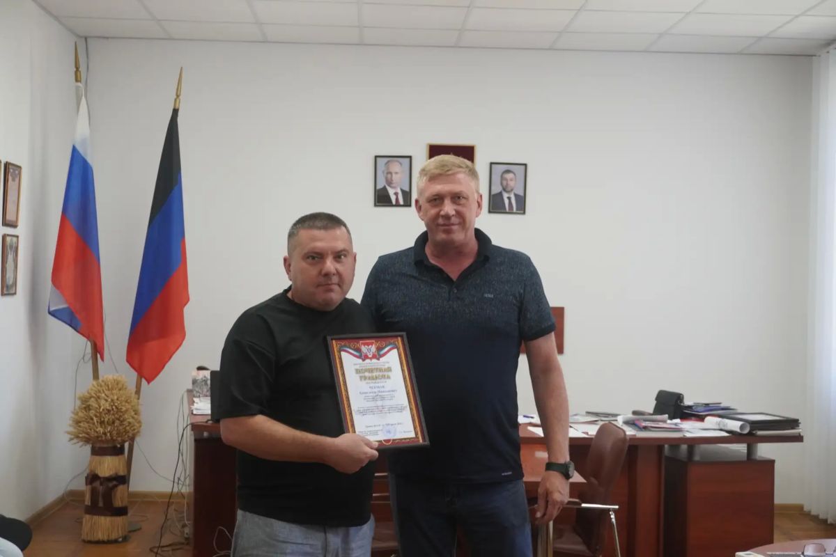 Вручил почетные грамоты и благодарности предпринимателям Володарского муниципального округа в связи с празднованием профессионального праздника "День работника торговли", а также за высокий профессионализм, добросовестный... Вручил почетные грамоты и благодарности предпринимателям Володарского муниципального округа в связи с празднованием профессионального праздника "День работника торговли", а также за высокий профессионализм, добросовестный...