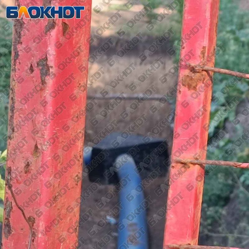 Трубу, соединяющую водоузлы в Кировском районе Донецка, уложили, но воды в кранах больше не стало Трубу, соединяющую водоузлы в Кировском районе Донецка, уложили, но воды в кранах больше не стало