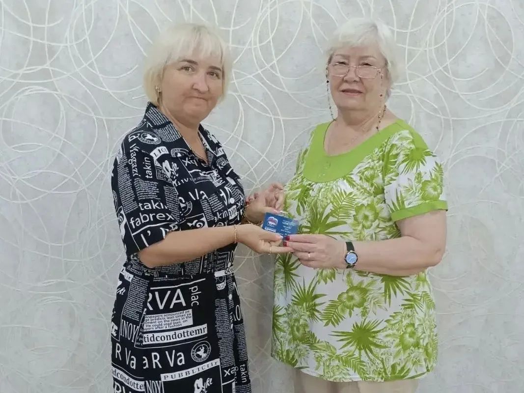 В ГБУСО «КЦСОН г. Тореза» состоялось торжественное вручение партийных билетов новым членам партии «Единая Россия» В ГБУСО «КЦСОН г. Тореза» состоялось торжественное вручение партийных билетов новым членам партии «Единая Россия»