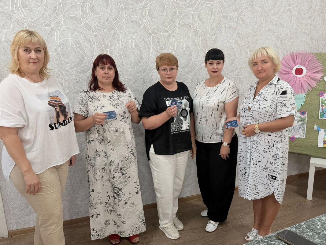 В ГБУСО «КЦСОН г. Тореза» состоялось торжественное вручение партийных билетов новым членам партии «Единая Россия» В ГБУСО «КЦСОН г. Тореза» состоялось торжественное вручение партийных билетов новым членам партии «Единая Россия»
