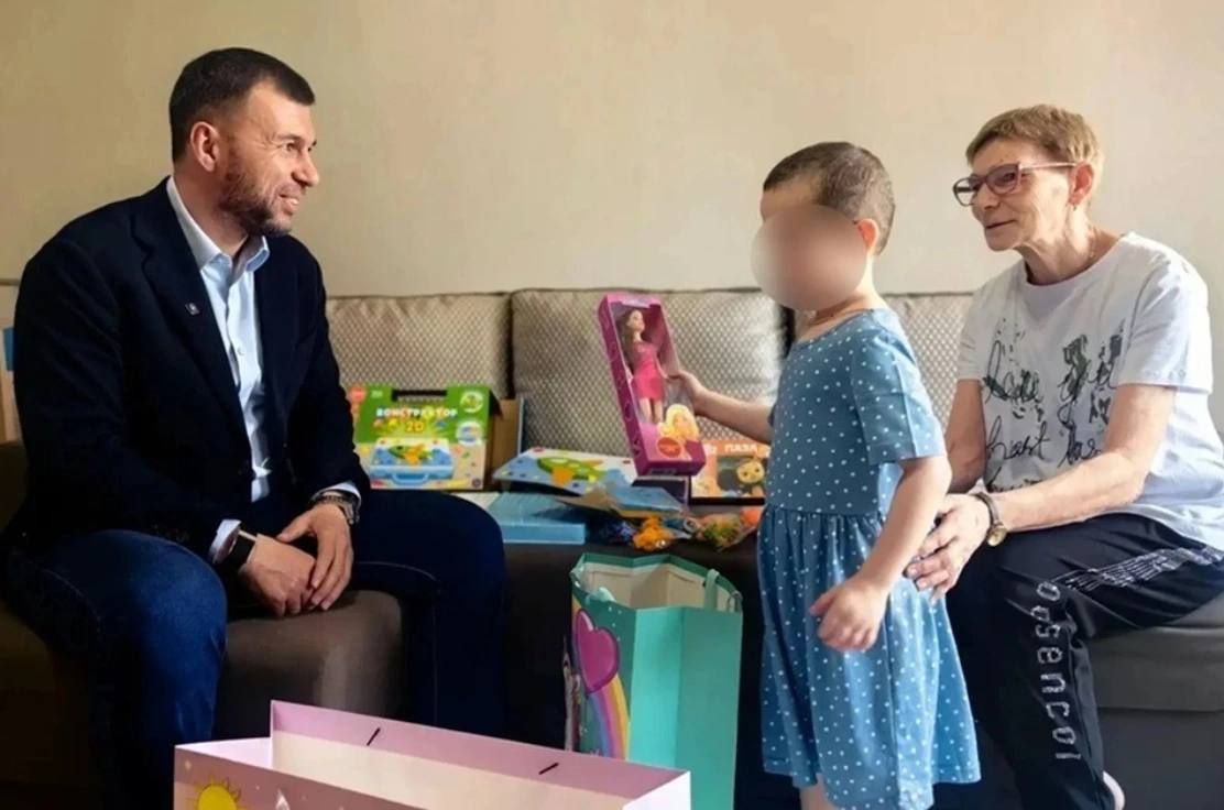 Родителей расстреляли боевики ВСУ, а бабушку с внуками спасли российские военные: как сейчас живет семья, эвакуированная бойцами ВС РФ под Красноармейском Родителей расстреляли боевики ВСУ, а бабушку с внуками спасли российские военные: как сейчас живет семья, эвакуированная бойцами ВС РФ под Красноармейском