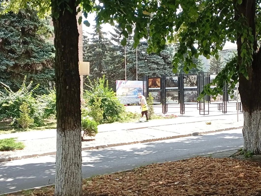 С заботой об округе. На минувшей рабочей неделе коллектив коммунального предприятия «Эко-Комфорт-Сервис» продолжал активно работать над улучшением благоустройства наших населенных пунктов С заботой об округе. На минувшей рабочей неделе коллектив коммунального предприятия «Эко-Комфорт-Сервис» продолжал активно работать над улучшением благоустройства наших населенных пунктов