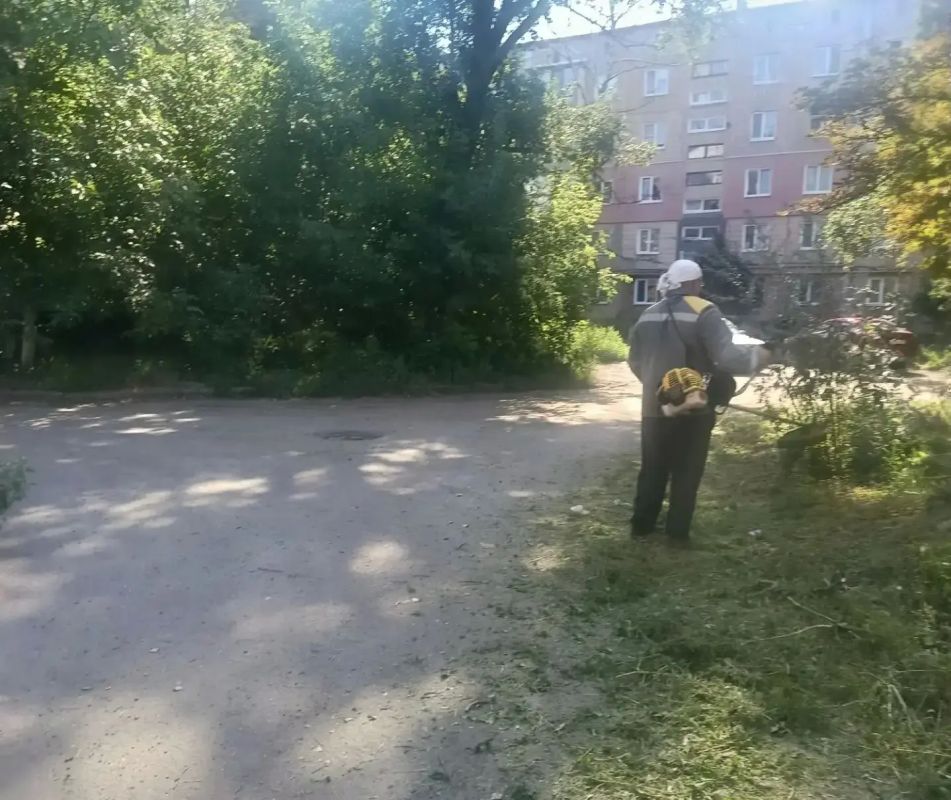 Сегодня, 3 августа, с целью приведения территории в надлежащее санитарное состояние в Кировском внутригородском районе города Макеевки силами Макеевского филиала НКО «ЕДИНЫЙ РЕГИОНАЛЬНЫЙ ФОНД ПО УПРАВЛЕНИЮ МНОГОКВАРТИРНЫМИ... Сегодня, 3 августа, с целью приведения территории в надлежащее санитарное состояние в Кировском внутригородском районе города Макеевки силами Макеевского филиала НКО «ЕДИНЫЙ РЕГИОНАЛЬНЫЙ ФОНД ПО УПРАВЛЕНИЮ МНОГОКВАРТИРНЫМИ...