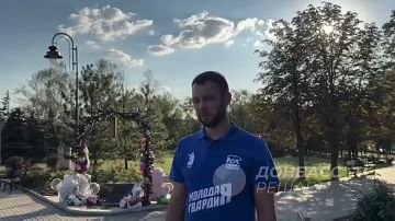 На Аллее ангелов в Донецке возложили цветы в память погибших сегодня на пляже под Геленджиком от украинского БПЛА мирных жителей, в том числе детей