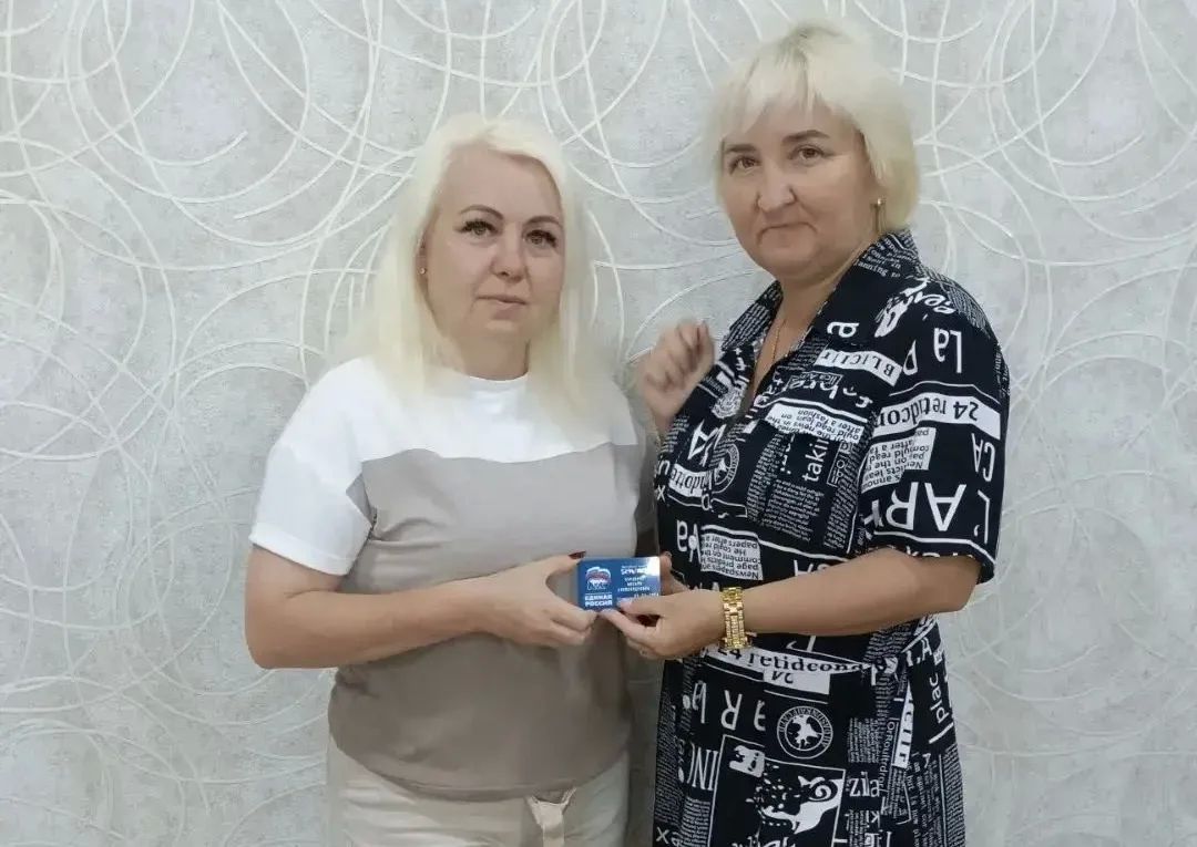 В ГБУСО «КЦСОН г. Тореза» состоялось торжественное вручение партийных билетов новым членам партии «Единая Россия» В ГБУСО «КЦСОН г. Тореза» состоялось торжественное вручение партийных билетов новым членам партии «Единая Россия»