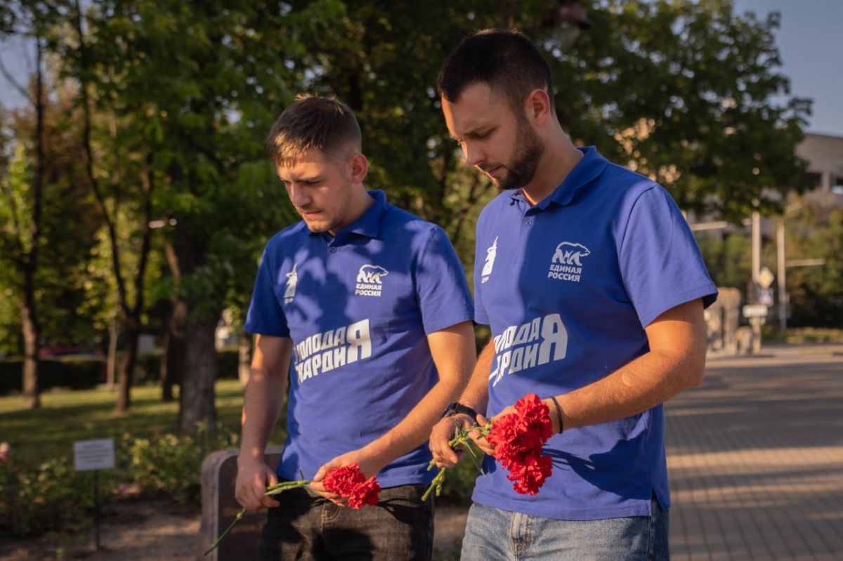 Молодёжь ДНР почтила память погибших в Архипо-Осиповке Молодёжь ДНР почтила память погибших в Архипо-Осиповке