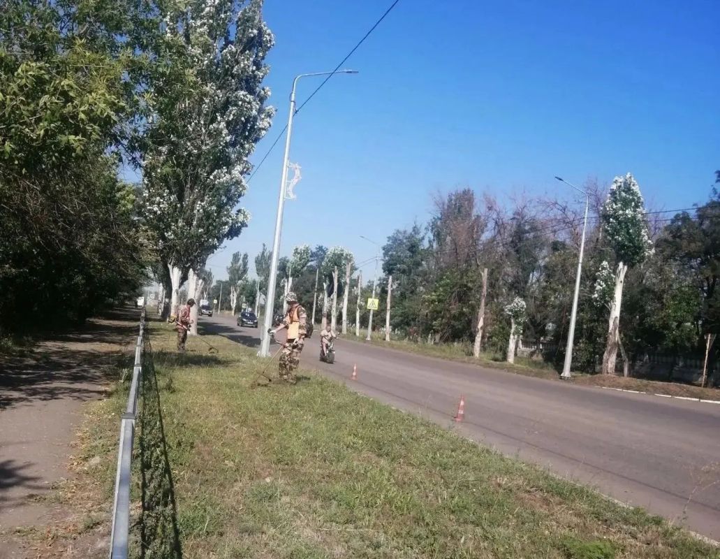 Коммунальщики Снежного продолжают благоустраивать территории общего пользования Коммунальщики Снежного продолжают благоустраивать территории общего пользования