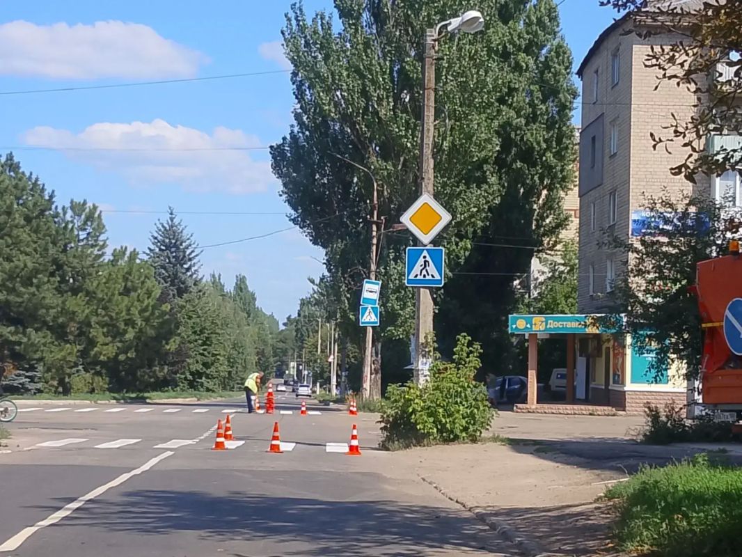 Сегодня, 3 августа, с целью обеспечения безопасности дорожного движения в Кировском внутригородском районе города Макеевки силами МУП АГМ «Перспектива» проведены работы по нанесению горизонтальной дорожной разметки по... Сегодня, 3 августа, с целью обеспечения безопасности дорожного движения в Кировском внутригородском районе города Макеевки силами МУП АГМ «Перспектива» проведены работы по нанесению горизонтальной дорожной разметки по...