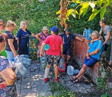 Мариупольцы набирают воду из ручья на Гавани и Слободке