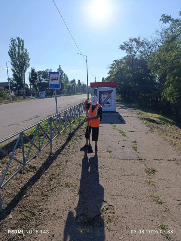 Коммунальщики Снежного продолжают благоустраивать территории общего пользования Коммунальщики Снежного продолжают благоустраивать территории общего пользования