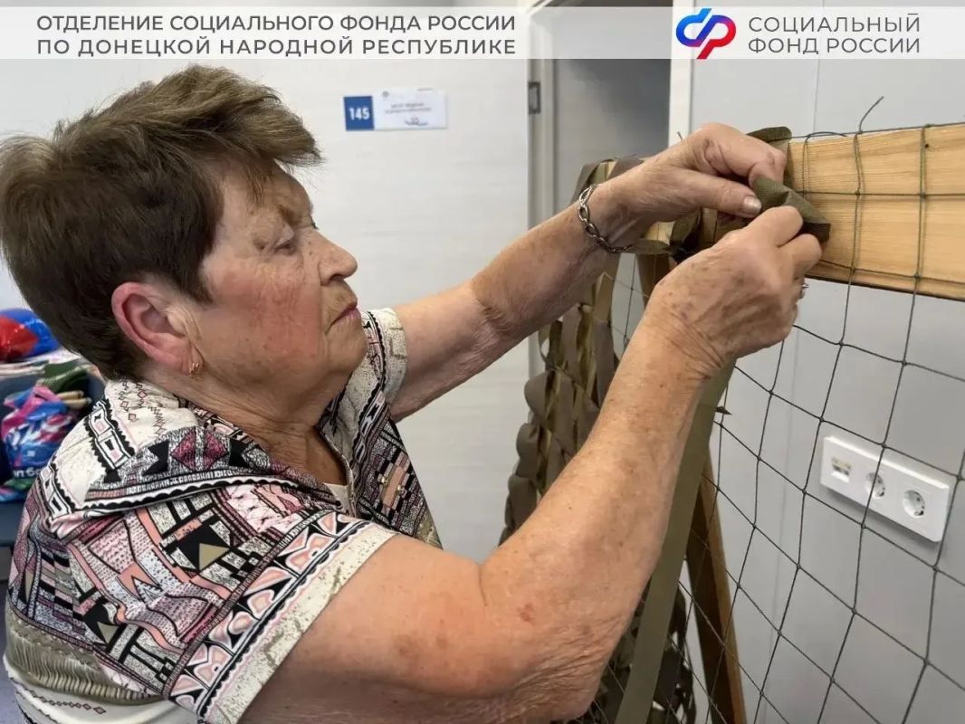 Забота и тепло из тыла: активисты центра общения старшего поколения в Мариуполе готовят помощь для бойцов СВО Забота и тепло из тыла: активисты центра общения старшего поколения в Мариуполе готовят помощь для бойцов СВО