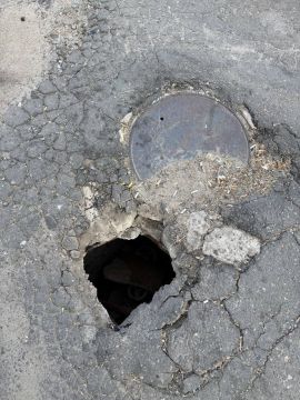 Провалился асфальт на улице Куприна, 42А в Ленинском районе Донецка