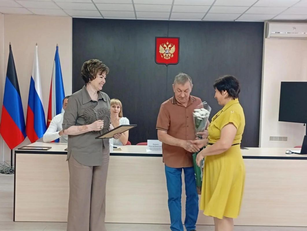 Николай Руппель: С удовольствием поздравил с профессиональным праздником представителей одной из самых почетных и уважаемых в нашем округе профессий — железнодорожников Николай Руппель: С удовольствием поздравил с профессиональным праздником представителей одной из самых почетных и уважаемых в нашем округе профессий — железнодорожников