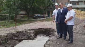 Во время очередного схода жителей на улице Речной посмотрел, как идут работы по замене участка теплосетей, которые выполняют «Донбасстеплоэнерго» и подрядчик из региона-шефа Москвы