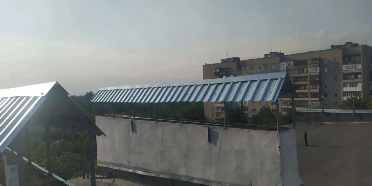 Специалисты Хабаровского края установили металлическую защиту на крыше дома по улице Ленина в Дебальцево Специалисты Хабаровского края установили металлическую защиту на крыше дома по улице Ленина в Дебальцево