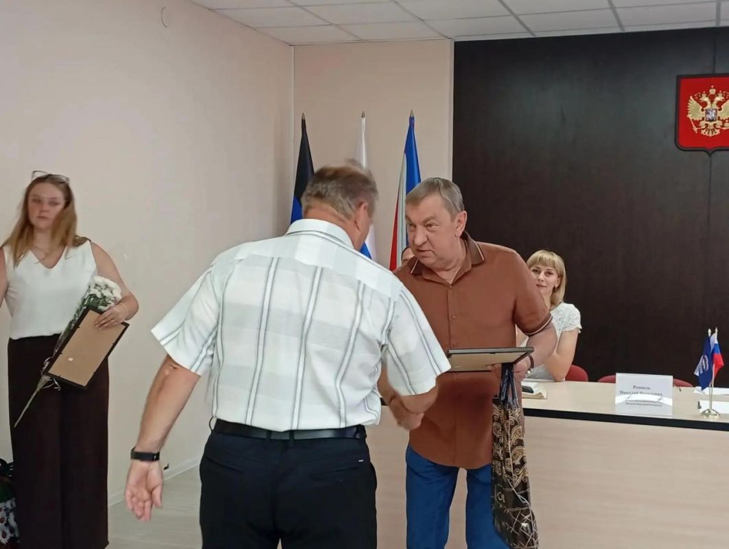 Николай Руппель: С удовольствием поздравил с профессиональным праздником представителей одной из самых почетных и уважаемых в нашем округе профессий — железнодорожников Николай Руппель: С удовольствием поздравил с профессиональным праздником представителей одной из самых почетных и уважаемых в нашем округе профессий — железнодорожников