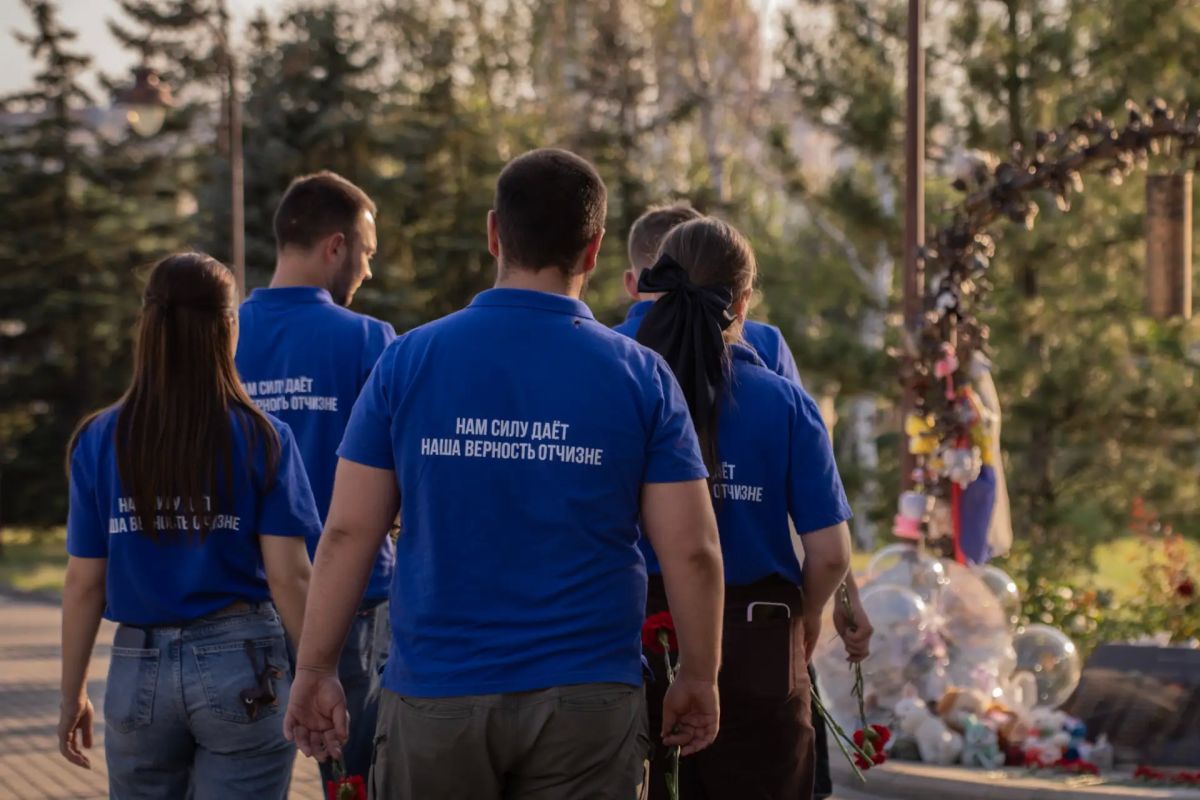 В память о погибших детях в Геленджике активисты МГЕР ДНР возложили цветы на Аллее ангелов в Донецке В память о погибших детях в Геленджике активисты МГЕР ДНР возложили цветы на Аллее ангелов в Донецке